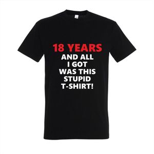 Grappig Verjaardag T-shirt ""18 Years and All I Got Was This Stupid T-shirt"" – Perfect Cadeau voor 18 Jaar – 100% Katoen – Verjaardagscadeau voor Hem/ Haar - Maat XXL - Zwart