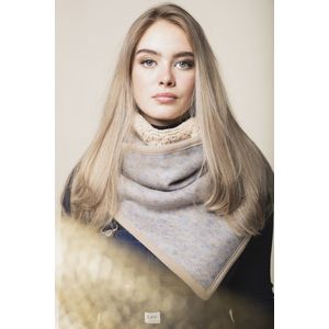 Mara Stolt sjaal, lichtblauw beige wol