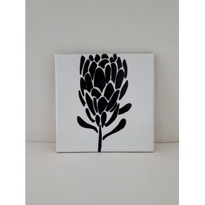 Jacqui's Arts & Designs - handbeschilderd tegel - keramische tegel - zwart - wit -koper accent - bloemen afbeelding  Protea