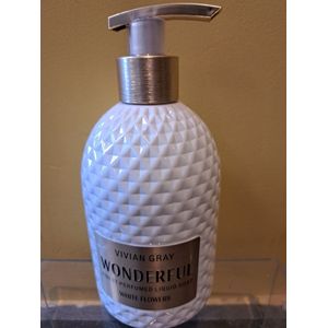 luxe handcreme geparfumeerd met jasmijn en fresia - houtsoorten en musk - voedend voor de huid