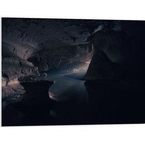 WallClassics - PVC Schuimplaat - Donkere Grot met Zonnestralen - 80x60 cm Foto op PVC Schuimplaat (Met Ophangsysteem)