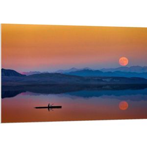 WallClassics - PVC Schuimplaat- Bootje op het Water Met Rode Maan - 120x80 cm Foto op PVC Schuimplaat