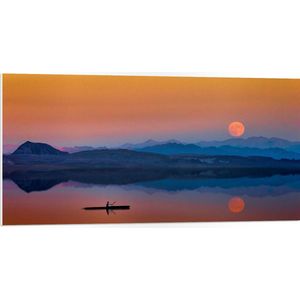 WallClassics - PVC Schuimplaat- Bootje op het Water Met Rode Maan - 100x50 cm Foto op PVC Schuimplaat
