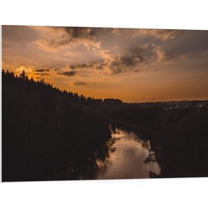 WallClassics - PVC Schuimplaat - Rivier tussen de Bossen met Zonsondergang - 100x75 cm Foto op PVC Schuimplaat (Met Ophangsysteem)
