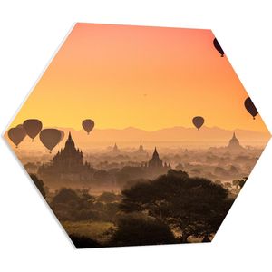 WallClassics - PVC Schuimplaat Hexagon  - Luchtballonnen boven Tempels met Zonsondergang - 70x60.9 cm Foto op Hexagon (Met Ophangsysteem)