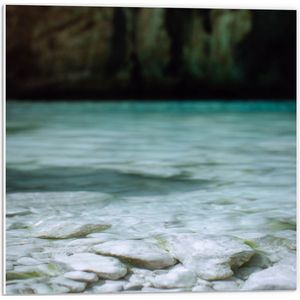 WallClassics - PVC Schuimplaat- Lichte Stenen aan Wateroppervlak - 50x50 cm Foto op PVC Schuimplaat