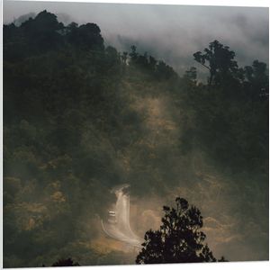 WallClassics - PVC Schuimplaat- Weg tussen Bergen - 80x80 cm Foto op PVC Schuimplaat