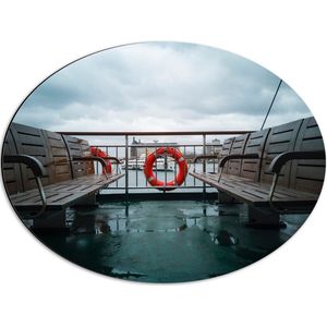 WallClassics - Dibond Ovaal - Bankjes op Boot - 56x42 cm Foto op Ovaal (Met Ophangsysteem)