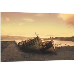 WallClassics - PVC Schuimplaat- Gestrande Boten bij het Strand - 120x80 cm Foto op PVC Schuimplaat