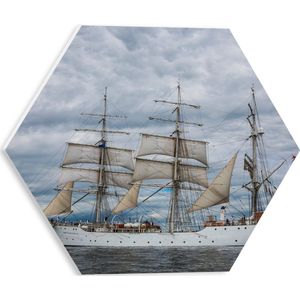 WallClassics - PVC Schuimplaat Hexagon  - Grote Vissersboot met Schapenwolken - 30x26.1 cm Foto op Hexagon (Met Ophangsysteem)