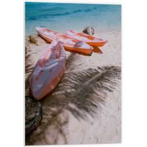 WallClassics - PVC Schuimplaat- Oranje Kano's op Wit Strand - 60x90 cm Foto op PVC Schuimplaat