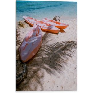 WallClassics - PVC Schuimplaat- Oranje Kano's op Wit Strand - 40x60 cm Foto op PVC Schuimplaat