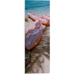 WallClassics - PVC Schuimplaat- Oranje Kano's op Wit Strand - 20x60 cm Foto op PVC Schuimplaat