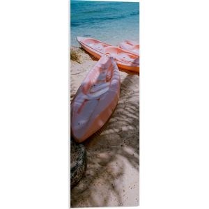 WallClassics - PVC Schuimplaat- Oranje Kano's op Wit Strand - 30x90 cm Foto op PVC Schuimplaat