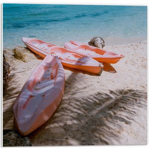 WallClassics - PVC Schuimplaat - Oranje Kano's op Wit Strand - 50x50 cm Foto op PVC Schuimplaat (Met Ophangsysteem)