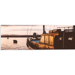 WallClassics - PVC Schuimplaat - Oude Vissersboot bij Avondzon - 60x20 cm Foto op PVC Schuimplaat (Met Ophangsysteem)