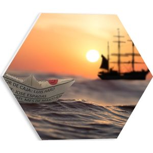 WallClassics - PVC Schuimplaat Hexagon  - Papieren Bootje op Zee met Groot Schip en Zon - 30x26.1 cm Foto op Hexagon (Met Ophangsysteem)