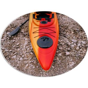 WallClassics - PVC Schuimplaat Ovaal - Rood Oranje Kano op het Land - 56x42 cm Foto op Ovaal  (Met Ophangsysteem)