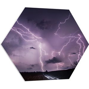 WallClassics - PVC Schuimplaat Hexagon  - Donkere Lucht vol Paarse Lichtflitsen - 80x69.6 cm Foto op Hexagon (Met Ophangsysteem)