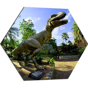 WallClassics - Dibond Hexagon - Foto van een Beeld van een Dinosaurus - 60x52.2 cm Foto op Hexagon (Met Ophangsysteem)