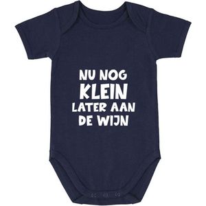 Nu nog klein later aan de wijn | Jongen | Baby Romper 86/92 | Blauw | Rompertje | Grappig | Cadeau