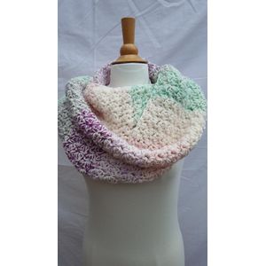 colsjaal in de pasteltinten mintgroen, lichtroze, lila, paars, grijs, ecru gehaakte warme sjaal handgemaakt