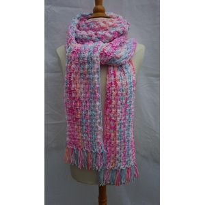 Gehaakte luchtige sjaal met franjes in gaatjespatroon in wit roze en blauwtinten handgemaakte sjaal