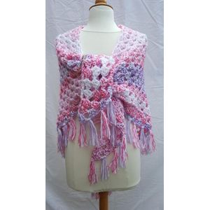 Omslagdoek met franjes / gehaakte driehoek sjaal in pastel roze, wit en lilatinten met glinsterdraad en hele kleine lovertjes
