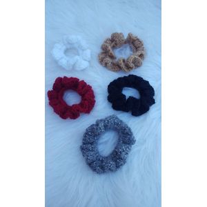 Set van 5 handgemaakte haarelastieken ( scrunchies ) gehaakt in de basickleuren grijs glinster, donkerrood, zwart, wit, beige