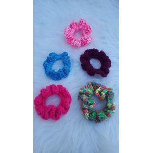 Set van 5 handgemaakte haarelastieken ( scrunchies ) gehaakt in de kleuren donkerrood, multicolor, neonroze, aquablauw glinster, roze