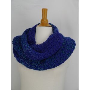 Colsjaal in kobaltblauw met een vleugje aquablauw met glinsterdraad gehaakte sjaal handgemaakt