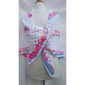 Omslagdoek / grote driehoek sjaal gehaakt in wit felroze lichtblauw zalmroze handgemaakt