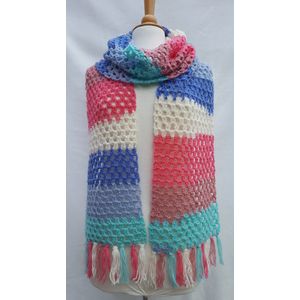 Lange sjaal met franjes gehaakt in gaatjespatroon in wit blauwtinten en rozetinten handgemaakt