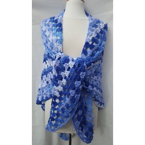 Omslagdoek gehaakte driehoek sjaal in kobaltblauw lichtblauw donkerblauw met wit gemeleerd, handgemaakt lengte 100 breedte 200cm