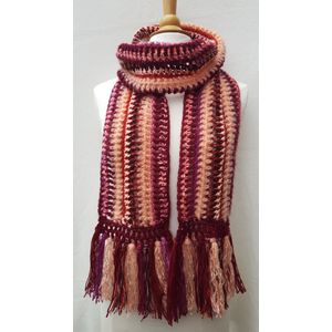 Warme sjaal met franjes gehaakt in bordeauxrood rood zalmrozetinten handgemaakte sjaal