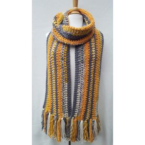 Lange warme sjaal met franjes gehaakt in grijs okergeel en cremekleur handgemaakte wintersjaal