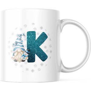 Kerst Mok met afbeelding: Snowman Gnome - Blauw - Letter K | Kerst Decoratie | Kerst Versiering | Grappige Cadeaus | Koffiemok | Koffiebeker | Theemok | Theebeker