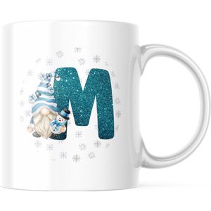 Kerst Mok met afbeelding: Snowman Gnome - Blauw - Letter M | Kerst Decoratie | Kerst Versiering | Grappige Cadeaus | Koffiemok | Koffiebeker | Theemok | Theebeker