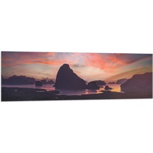 WallClassics - Vlag - Silhouet van Landschap Gevuld met Bergen onder Zachtkleurige Lucht - 150x50 cm Foto op Polyester Vlag