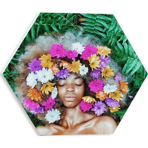 PVC Schuimplaat Hexagon - Vrouw met Afrokapsel vol Bloemen tussen Varen Planten - 30x26.1 cm Foto op Hexagon (Met Ophangsysteem)