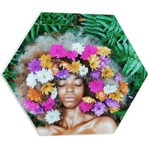 PVC Schuimplaat Hexagon - Vrouw met Afrokapsel vol Bloemen tussen Varen Planten - 50x43.5 cm Foto op Hexagon (Met Ophangsysteem)