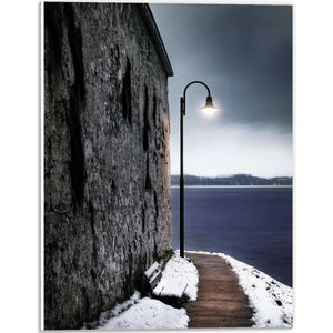 PVC Schuimplaat - Lantaarnpaal op Pad langs Stenen Muur aan de Zee - 30x40 cm Foto op PVC Schuimplaat (Met Ophangsysteem)