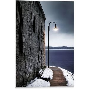 PVC Schuimplaat- Lantaarnpaal op Pad langs Stenen Muur aan de Zee - 40x60 cm Foto op PVC Schuimplaat