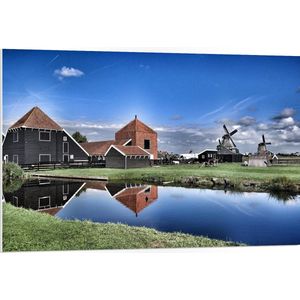 PVC Schuimplaat - Boerderij met Windmolens aan het Water - 105x70 cm Foto op PVC Schuimplaat (Met Ophangsysteem)