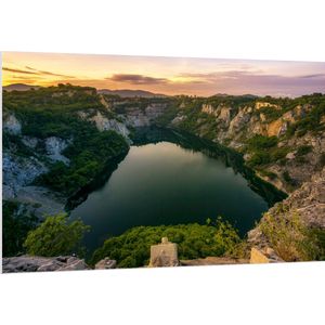 PVC Schuimplaat - Zonsopkomst in Landschap van Chonburi, Thailand - 150x100 cm Foto op PVC Schuimplaat (Met Ophangsysteem)