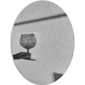 PVC Schuimplaat Ovaal - Schaduw van Glas in Hand - 42x56 cm Foto op Ovaal (Met Ophangsysteem)