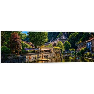 PVC Schuimplaat- Rivier - Bootje - Mensen - Water - Bomen - Bloemen - Planten - Terras - Gebouw - 120x40 cm Foto op PVC Schuimplaat
