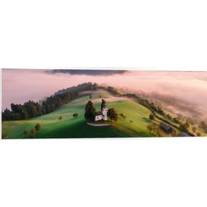 PVC Schuimplaat - Huisje - Gebouw - Landschap - Berg - Mist - Wolk - Bomen - Bossen - 120x40 cm Foto op PVC Schuimplaat (Met Ophangsysteem)