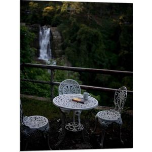 PVC Schuimplaat- Tafel - Stoelen - Boek - Beker - Water - Waterval - Bomen - Planten - 60x80 cm Foto op PVC Schuimplaat