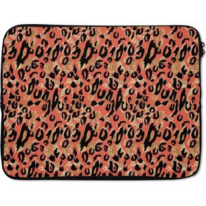 Laptophoes 15.6 inch - Dierenprint - Panter - Roze - Laptop sleeve - Binnenmaat 39,5x29,5 cm - Zwarte achterkant